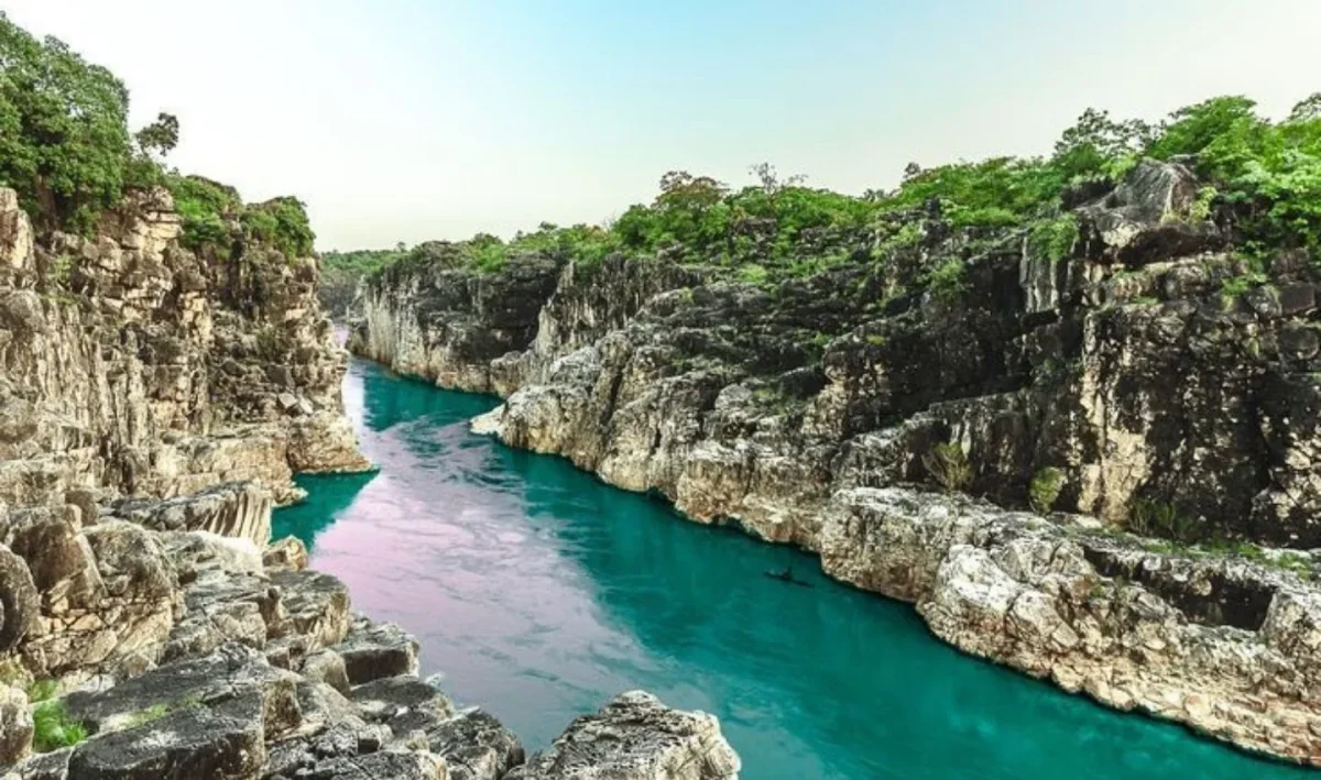 भारत की वह नदी जो उल्टी दिशा में बहती है, जानिए इसके पीछे का अनोखा भौगोलिक और वैज्ञानिक रहस्य